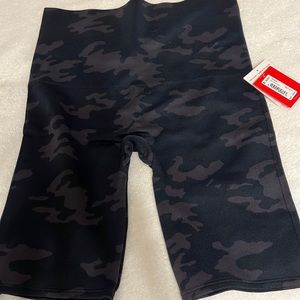 NEW WITH TAGS. SPANX lamn bike short. Black camo. Size M.